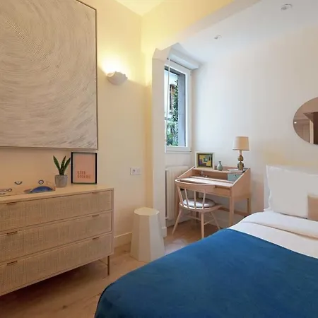 Elegant Studio Avenue Montaigne Apartment *