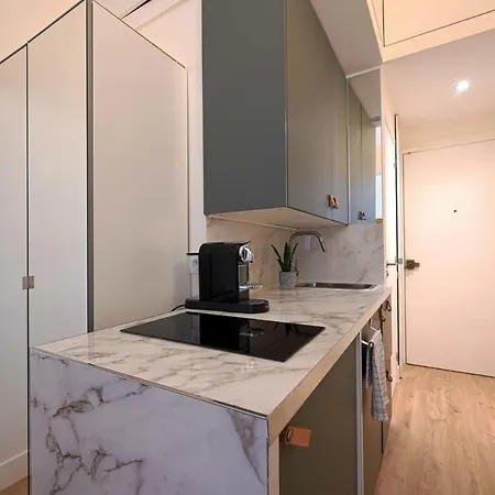 Elegant Studio Avenue Montaigne Apartment Paris